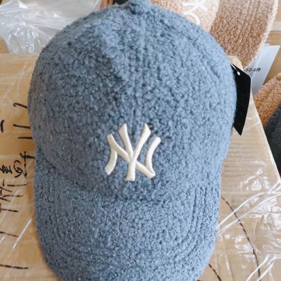 TRENDY FUZZY TEDDY HAT - Picture 4 of 6